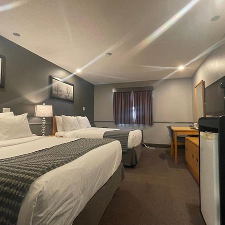 Travelodge By Wyndham Brandon Exterior photo