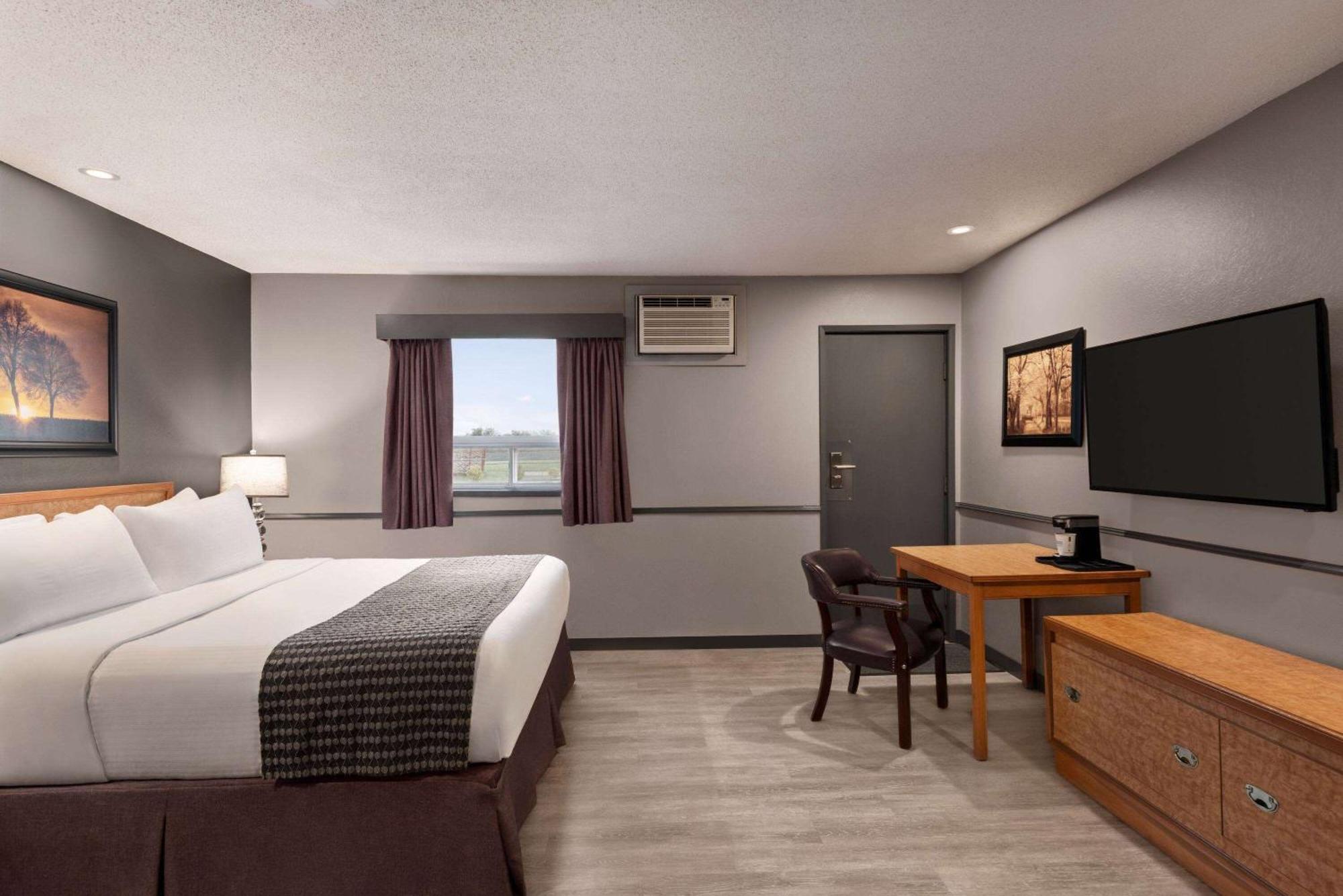 Travelodge By Wyndham Brandon Exterior photo