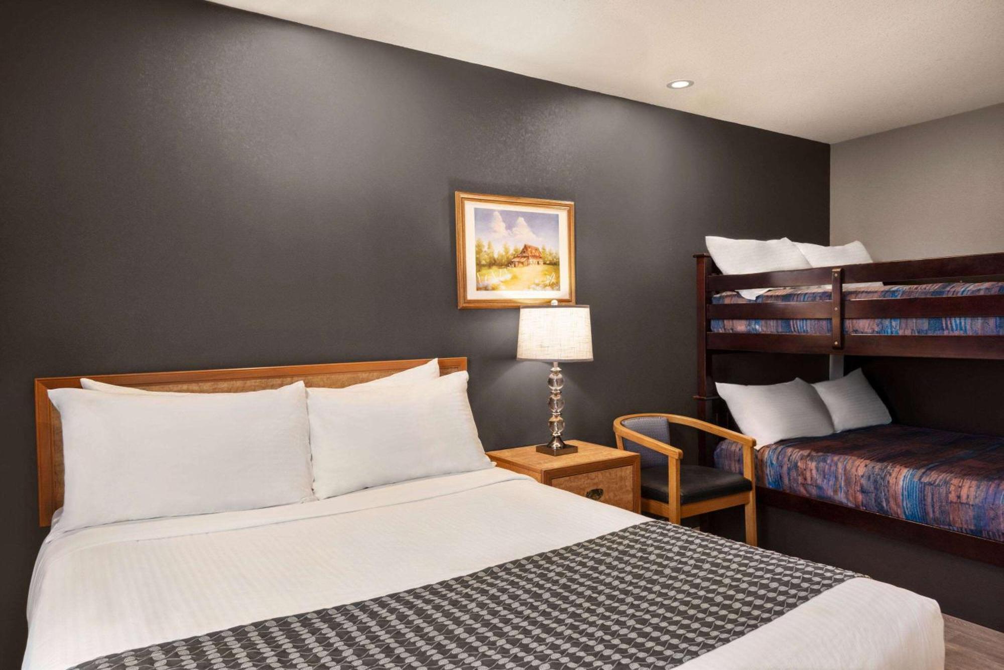 Travelodge By Wyndham Brandon Exterior photo