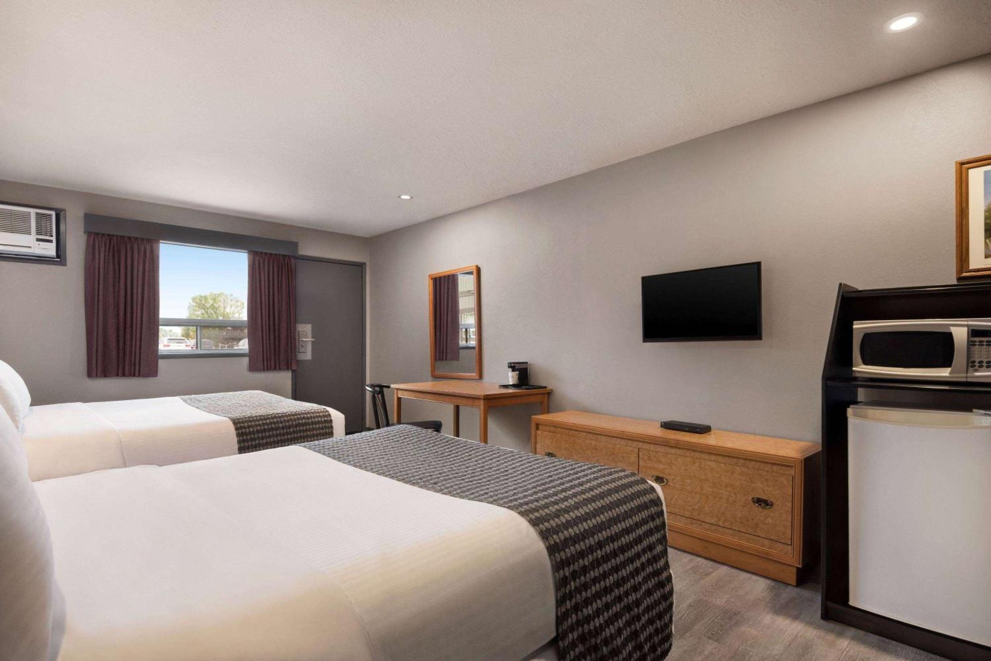 Travelodge By Wyndham Brandon Exterior photo
