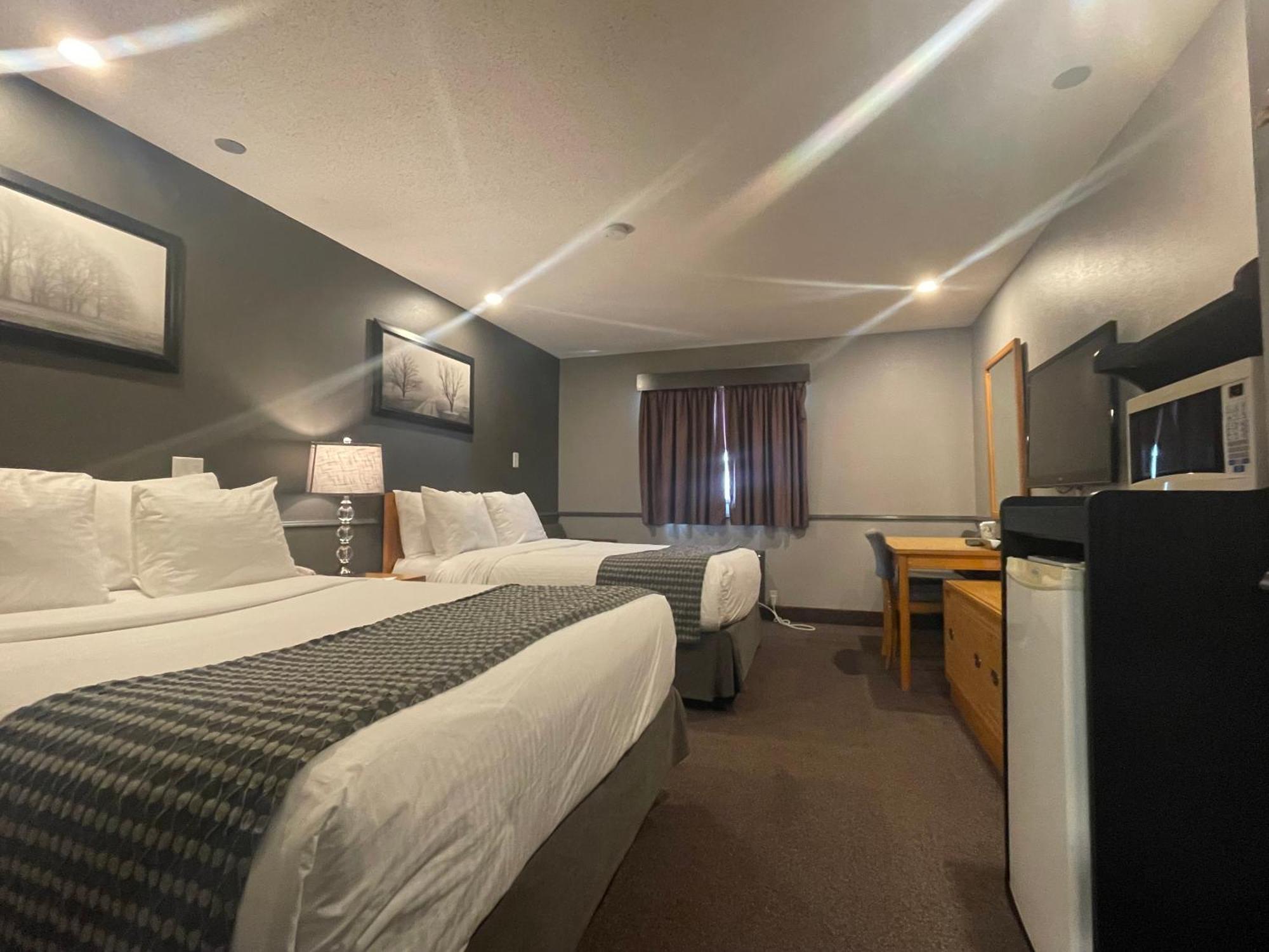 Travelodge By Wyndham Brandon Exterior photo